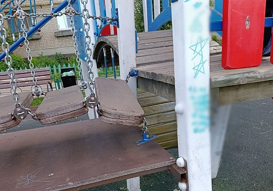 Техническое повреждение на детской площадке в Савине не устранено
